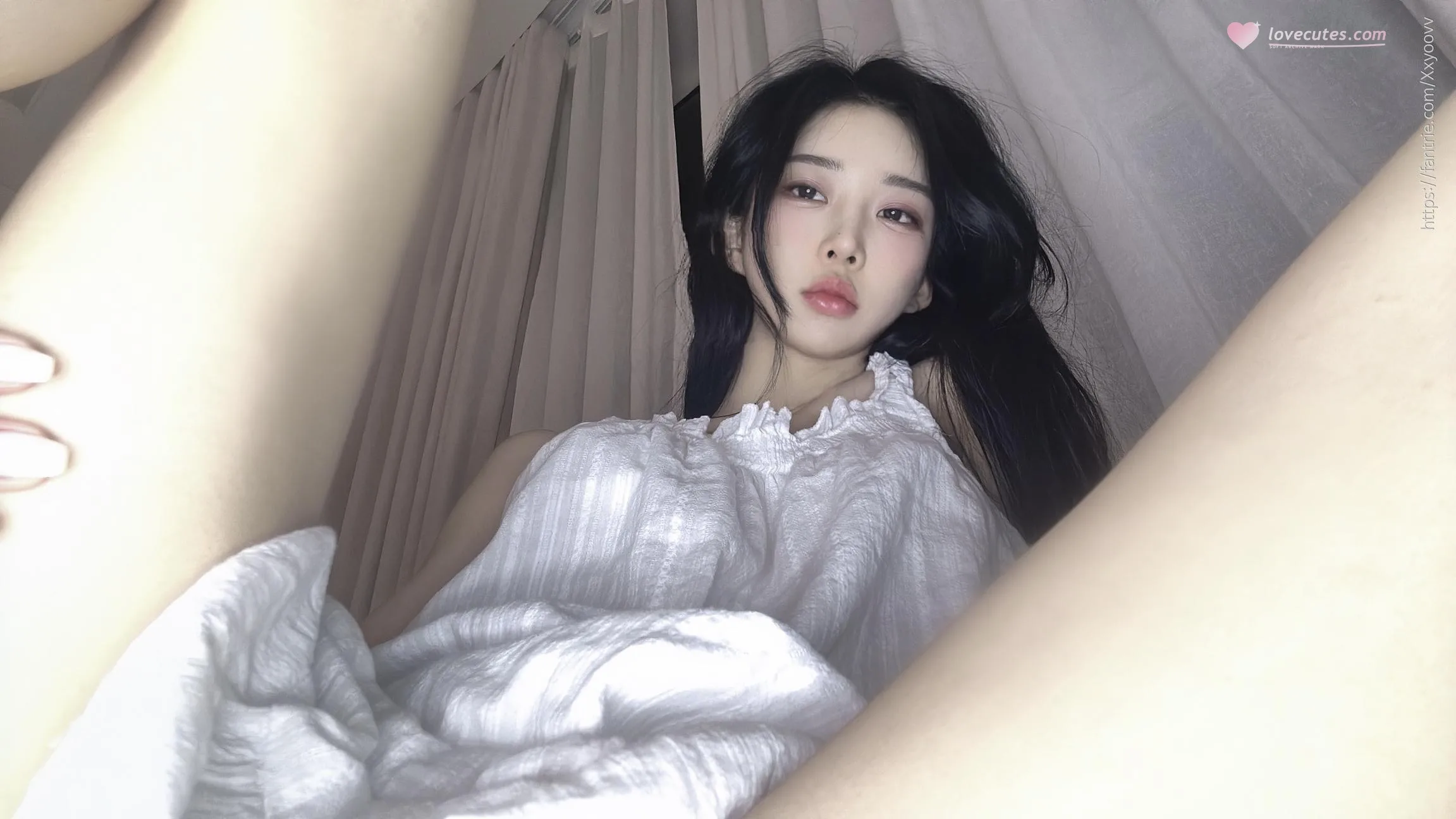 [Phòng riêng] Phòng riêng - Phòng riêng: Một căn phòng riêng tư êm ái và dịu dàng, nơi vẻ đẹp của một cô gái trẻ hiện lên trong ánh mắt của một người phụ nữ trưởng thành. - 38