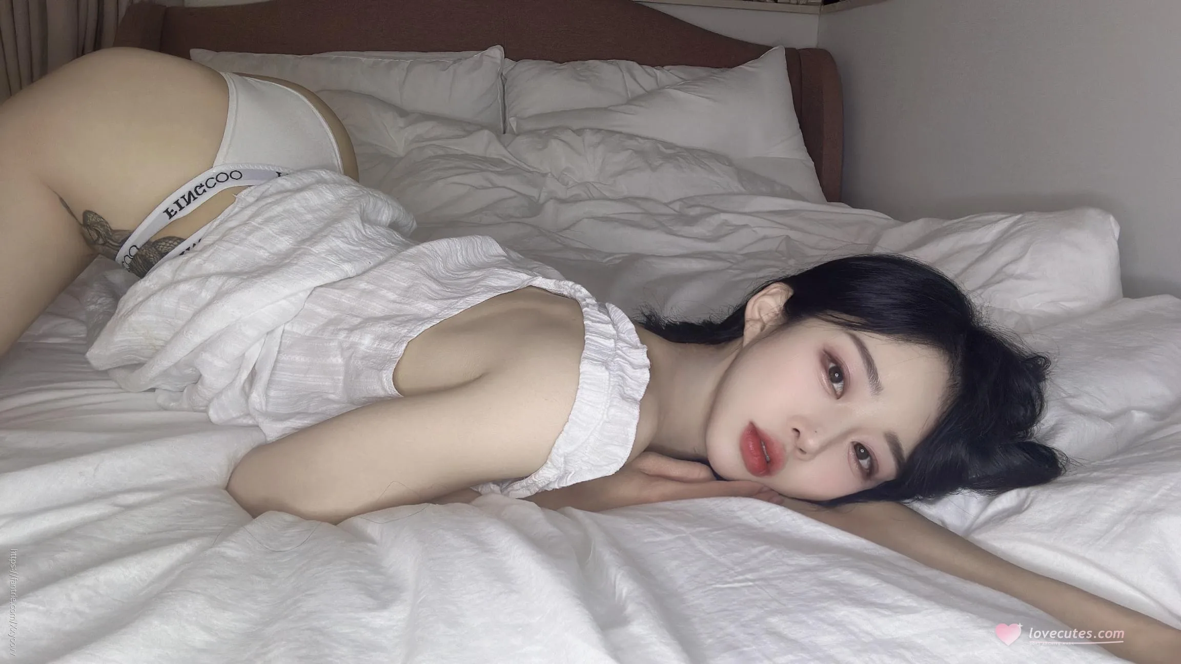 [Phòng riêng] Phòng riêng - Phòng riêng: Một căn phòng riêng tư êm ái và dịu dàng, nơi vẻ đẹp của một cô gái trẻ hiện lên trong ánh mắt của một người phụ nữ trưởng thành. - 9